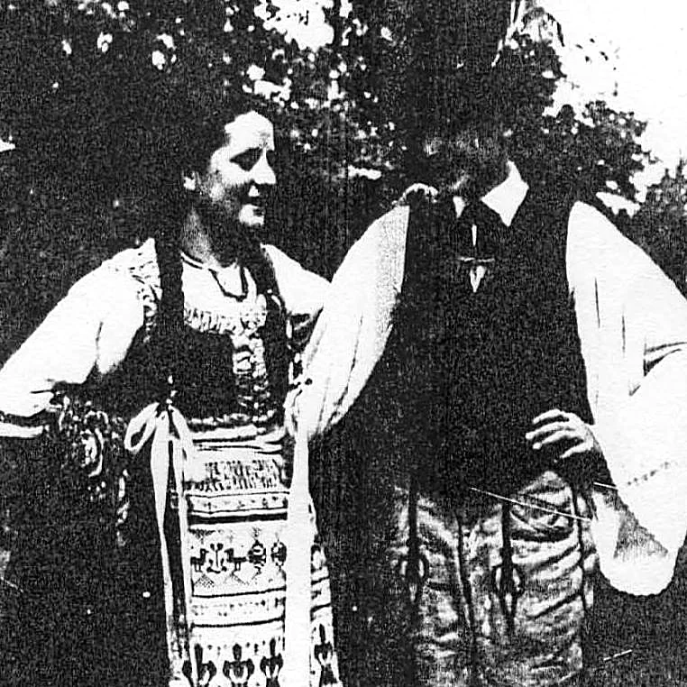 Archív fotó egy táncospárról ököritói viseletben